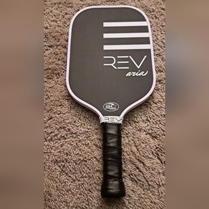 Aria Rev Carbon pickleball paddle